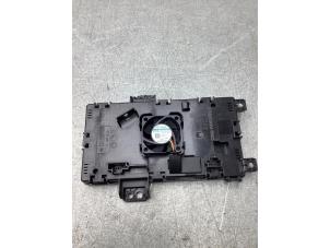 Gebruikte Draadloze oplader Mercedes E (W213) E-300 e 2.0 Turbo 16V Prijs € 151,25 Inclusief btw aangeboden door Gebr Opdam B.V.