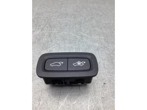 Gebruikte Schakelaar achterklep Lynk &amp; Co 01 1.5 PHEV Prijs € 30,25 Inclusief btw aangeboden door Gebr Opdam B.V.