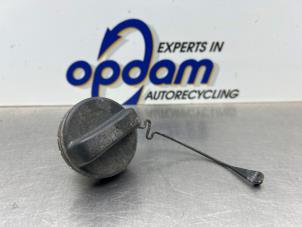 Gebruikte Tankdop Peugeot 108 1.0 12V VVT-i Prijs € 15,00 Margeregeling aangeboden door Gebr Opdam B.V.