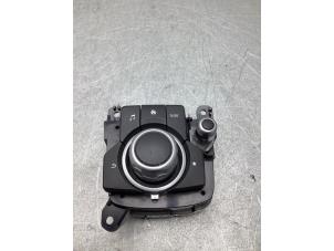 Gebruikte Bedieningspaneel Multi Media Mazda CX-3 (DJ/DK) 2.0 SkyActiv-G 121 Prijs € 120,00 Margeregeling aangeboden door Gebr Opdam B.V.