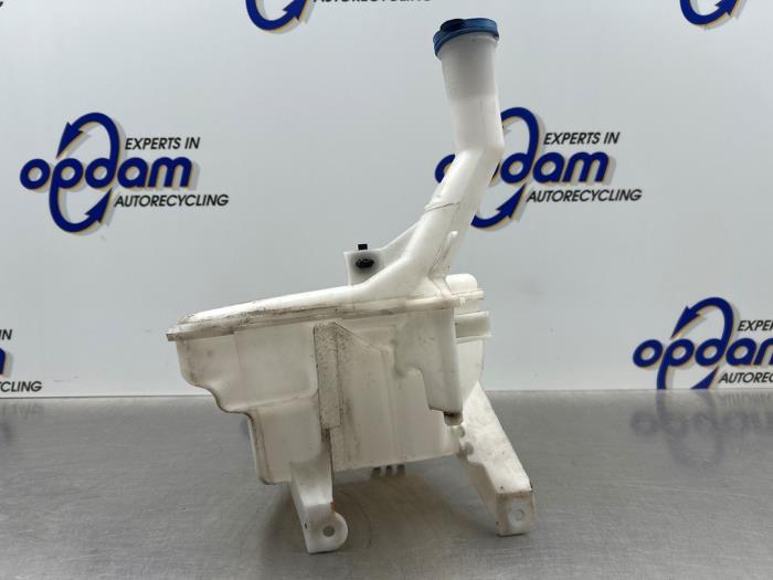Ruitensproeiertank voor van een Toyota Yaris II (P9) 1.0 12V VVT-i 2010