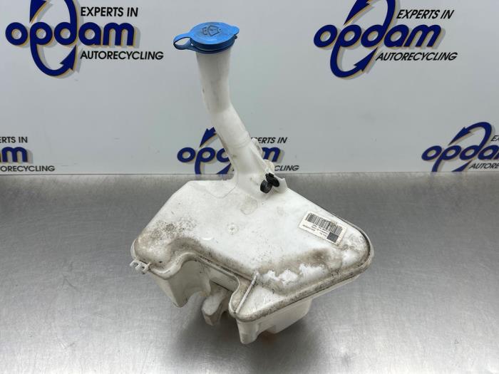 Ruitensproeiertank voor van een Toyota Yaris II (P9) 1.0 12V VVT-i 2010