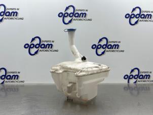 Gebruikte Ruitensproeiertank voor Toyota Yaris II (P9) 1.0 12V VVT-i Prijs € 40,00 Margeregeling aangeboden door Gebr Opdam B.V.