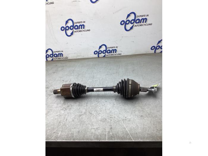 Gebruikte Aandrijfas links-voor Volkswagen Golf VIII (CD1) 1.4 GTE 16V Prijs € 200,00 Margeregeling aangeboden door Gebr Opdam B.V.