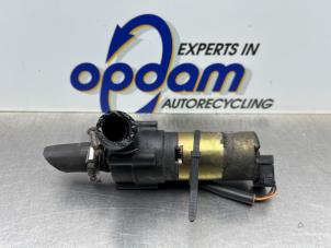 Gebruikte Extra waterpomp Mercedes C Combi (S202) 2.4 C240T V6 18V Prijs € 35,00 Margeregeling aangeboden door Gebr Opdam B.V.