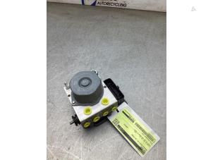 Gebruikte ABS Pomp Renault Clio IV (5R) 0.9 Energy TCE 90 12V Prijs € 100,00 Margeregeling aangeboden door Gebr Opdam B.V.