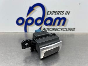 Gebruikte Handrem schakelaar Peugeot 308 (L3/L8/LB/LH/LP) 1.2 12V e-THP PureTech 130 Prijs € 25,00 Margeregeling aangeboden door Gebr Opdam B.V.