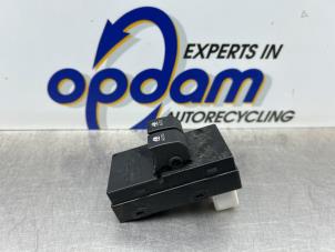 Gebruikte Elektrisch Raam Schakelaar Kia Pro cee'd (EDB3) 1.6 CVVT 16V Prijs € 45,00 Margeregeling aangeboden door Gebr Opdam B.V.