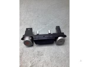 Gebruikte Paniekverlichtings Schakelaar Hyundai i20 1.4i 16V Prijs € 15,00 Margeregeling aangeboden door Gebr Opdam B.V.