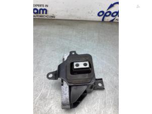 Gebruikte Versnellingsbak Steun Kia Sportage (QL) 1.6 GDI 16V 4x2 Prijs € 35,00 Margeregeling aangeboden door Gebr Opdam B.V.