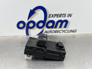 Gebruikte Elektrisch Raam Schakelaar Kia Cee'd Sporty Wagon (EDF) 1.4 16V Prijs € 35,00 Margeregeling aangeboden door Gebr Opdam B.V.