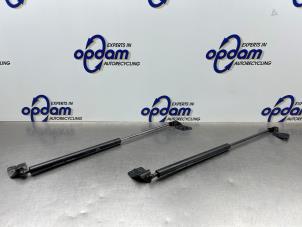 Gebruikte Gasdemperset Achterklep Suzuki Alto (RF410) 1.1 16V Prijs € 30,00 Margeregeling aangeboden door Gebr Opdam B.V.