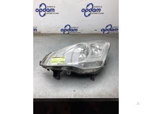 Gebruikte Koplamp links Peugeot Partner (GC/GF/GG/GJ/GK) 1.6 BlueHDi 100 Prijs € 125,00 Margeregeling aangeboden door Gebr Opdam B.V.