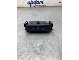 Gebruikte Schakelaar Mercedes B (W245) 2.0 B-200 16V Turbo Prijs € 20,00 Margeregeling aangeboden door Gebr Opdam B.V.