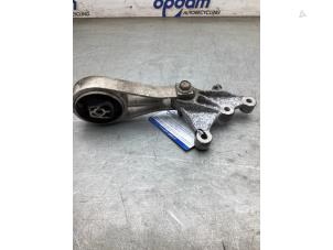 Gebruikte Versnellingsbak Steun Opel Karl 1.0 12V Prijs € 30,00 Margeregeling aangeboden door Gebr Opdam B.V.