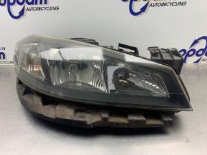 Gebruikte Koplamp rechts Renault Laguna II Grandtour (KG) 2.0 16V Prijs € 60,00 Margeregeling aangeboden door Gebr Opdam B.V.