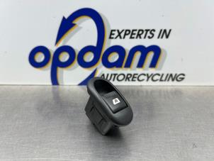 Gebruikte Raam schakelaar elektrisch Peugeot 1007 (KM) 1.6 GTI,Gentry 16V Prijs € 20,00 Margeregeling aangeboden door Gebr Opdam B.V.