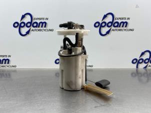 Gebruikte Benzinepomp Kia Carens III (FG) 2.0i CVVT 16V Prijs € 60,00 Margeregeling aangeboden door Gebr Opdam B.V.