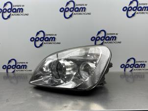 Gebruikte Koplamp links Kia Carens III (FG) 2.0i CVVT 16V Prijs € 100,00 Margeregeling aangeboden door Gebr Opdam B.V.