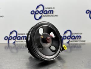 Gebruikte Pomp Servo Kia Carens III (FG) 2.0i CVVT 16V Prijs € 100,00 Margeregeling aangeboden door Gebr Opdam B.V.