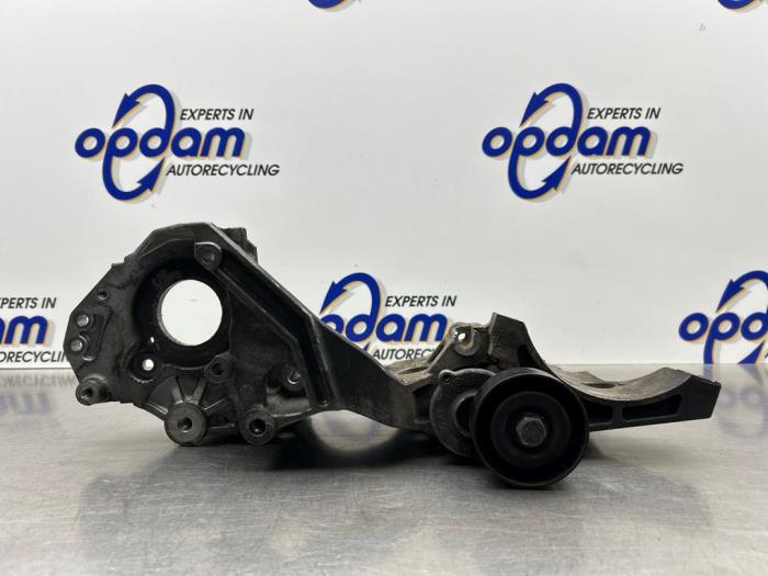 Gebruikte Dynamosteun onder Volkswagen Caddy III (2KA,2KH,2CA,2CH) 1.6 TDI 16V Prijs € 40,00 Margeregeling aangeboden door Gebr Opdam B.V.