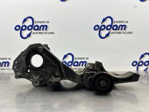 Gebruikte Dynamosteun onder Volkswagen Caddy III (2KA,2KH,2CA,2CH) 1.6 TDI 16V Prijs € 40,00 Margeregeling aangeboden door Gebr Opdam B.V.