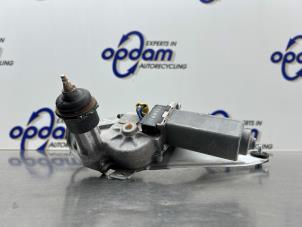 Gebruikte Ruitenwissermotor achter Kia Carens III (FG) 2.0i CVVT 16V Prijs € 50,00 Margeregeling aangeboden door Gebr Opdam B.V.