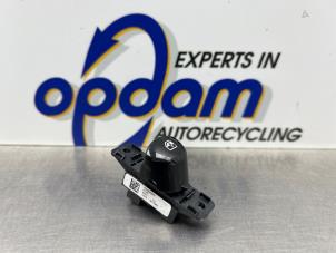 Gebruikte Schakelaar Elektrisch Raam Fiat 500C (312) 0.9 TwinAir 80 Prijs € 20,00 Margeregeling aangeboden door Gebr Opdam B.V.