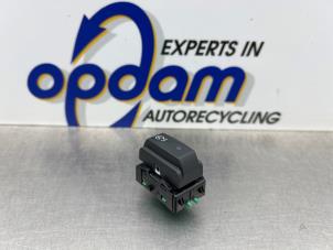 Gebruikte Start/Stop schakelaar Smart Fortwo Coupé (453.3) 1.0 12V Prijs € 15,00 Margeregeling aangeboden door Gebr Opdam B.V.