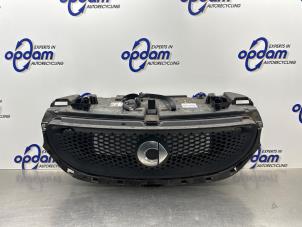 Gebruikte Grille Smart Fortwo Coupé (453.3) 1.0 12V Prijs op aanvraag aangeboden door Gebr Opdam B.V.