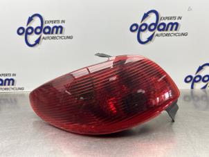 Gebruikte Achterlicht links Peugeot 206 (2A/C/H/J/S) 1.4 XR,XS,XT,Gentry Prijs € 35,00 Margeregeling aangeboden door Gebr Opdam B.V.