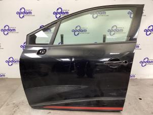 Gebruikte Deur 4Deurs links-voor Renault Clio IV (5R) 0.9 Energy TCE 90 12V Prijs € 250,00 Margeregeling aangeboden door Gebr Opdam B.V.