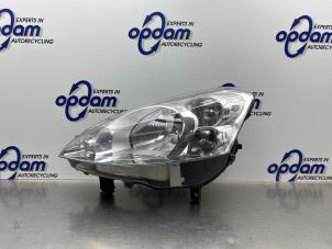 Gebruikte Koplamp links Peugeot Partner (GC/GF/GG/GJ/GK) 1.6 HDI 90 16V Prijs € 100,00 Margeregeling aangeboden door Gebr Opdam B.V.