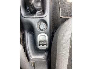 Gebruikte Raam schakelaar elektrisch Peugeot 206+ (2L/M) 1.4 XS Prijs € 30,00 Margeregeling aangeboden door Gebr Opdam B.V.
