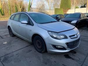 Gebruikte Motorkap Opel Astra J Sports Tourer (PD8/PE8/PF8) 1.7 CDTi 16V Prijs € 200,00 Margeregeling aangeboden door Gebr Opdam B.V.