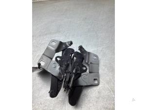 Gebruikte Motorkap Scharnier Mercedes GLE AMG Coupe (C292) 3.0 43 AMG V6 24V Turbo 4-Matic Prijs € 60,00 Margeregeling aangeboden door Gebr Opdam B.V.