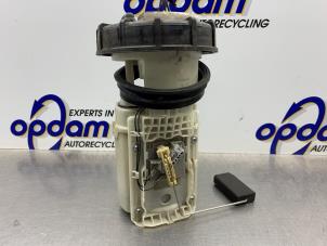 Gebruikte Benzinepomp Volkswagen Polo IV (9N1/2/3) 1.4 16V Prijs € 40,00 Margeregeling aangeboden door Gebr Opdam B.V.