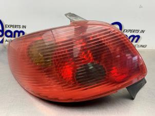 Gebruikte Achterlicht links Peugeot 206 (2A/C/H/J/S) 1.4 XR,XS,XT,Gentry Prijs € 35,00 Margeregeling aangeboden door Gebr Opdam B.V.