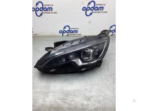 Gebruikte Koplamp links Peugeot 308 SW (L4/L9/LC/LJ/LR) 1.2 12V e-THP PureTech 130 Prijs € 650,00 Margeregeling aangeboden door Gebr Opdam B.V.