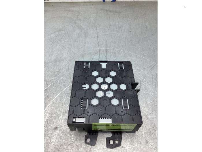 Gebruikte Multi Media Regelunit Opel Karl 1.0 12V Prijs € 125,00 Margeregeling aangeboden door Gebr Opdam B.V.