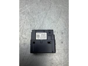 Gebruikte AUX/USB aansluiting Skoda Fabia III Combi (NJ5) 1.0 TSI 12V Prijs € 20,00 Margeregeling aangeboden door Gebr Opdam B.V.