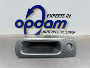 Gebruikte Achterklep Handgreep Suzuki Swift (ZA/ZC/ZD1/2/3/9) 1.3 VVT 16V Prijs € 35,00 Margeregeling aangeboden door Gebr Opdam B.V.