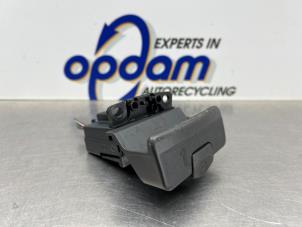 Gebruikte Schakelaar handrem Renault Vel Satis (BJ) 3.5 V6 24V Autom. Prijs € 40,00 Margeregeling aangeboden door Gebr Opdam B.V.