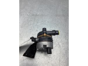 Gebruikte Extra waterpomp Mercedes GLC (X253) 2.0 300 e 16V 4-Matic Prijs € 120,00 Margeregeling aangeboden door Gebr Opdam B.V.