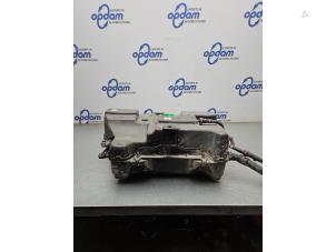 Gebruikte Ureumreservoir Renault Trafic (1FL/2FL/3FL/4FL) 2.0 dCi 16V 150 Prijs € 786,50 Inclusief btw aangeboden door Gebr Opdam B.V.