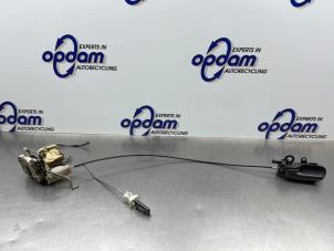 Gebruikte Deurslot Mechaniek 2Deurs links Toyota Yaris (P1) 1.0 16V VVT-i Prijs € 50,00 Margeregeling aangeboden door Gebr Opdam B.V.