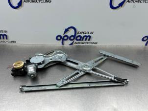 Gebruikte Ruitmechaniek 4Deurs links-voor Toyota Yaris II (P9) 1.3 16V VVT-i Prijs € 40,00 Margeregeling aangeboden door Gebr Opdam B.V.