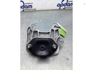 Gebruikte Versnellingsbak Steun Renault Trafic (1FL/2FL/3FL/4FL) 2.0 dCi 16V 150 Prijs € 121,00 Inclusief btw aangeboden door Gebr Opdam B.V.