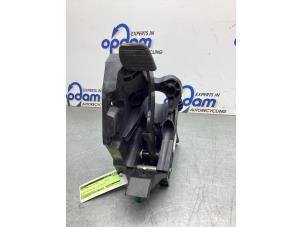 Gebruikte Rempedaal Renault Trafic (1FL/2FL/3FL/4FL) 2.0 dCi 16V 150 Prijs € 90,75 Inclusief btw aangeboden door Gebr Opdam B.V.