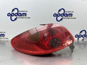 Gebruikte Achterlicht links Peugeot 206 (2A/C/H/J/S) 1.4 XR,XS,XT,Gentry Prijs € 30,00 Margeregeling aangeboden door Gebr Opdam B.V.